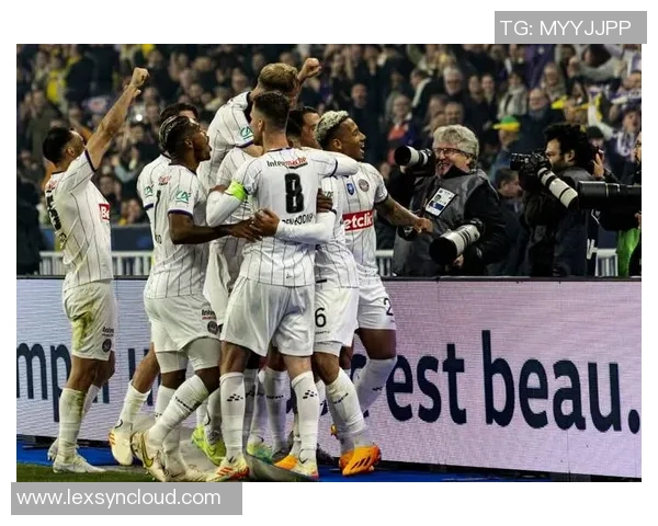 斯特拉与里昂的激烈对决揭示法甲新赛季的竞争格局与球队实力分析